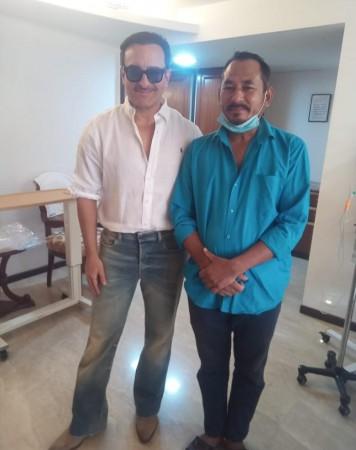 Saif Ali Khan hugs, rewards auto driver Bhajan Singh who took him to Lilavati hospital minutes after knife attack in Bandra Saif Ali Khan hugs, rewards auto driver Bhajan Singh who took him to Lilavati hospital minutes after knife attack in Bandra