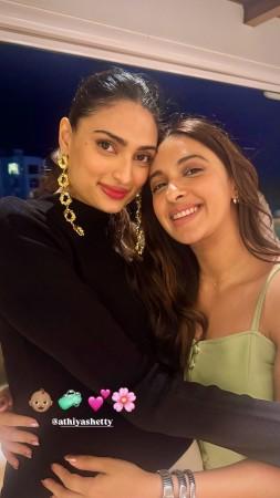 Pregnant Athiya Shetty radiates pregnancy glow as KL Rahul lovingly cradles her baby bump [Pics]