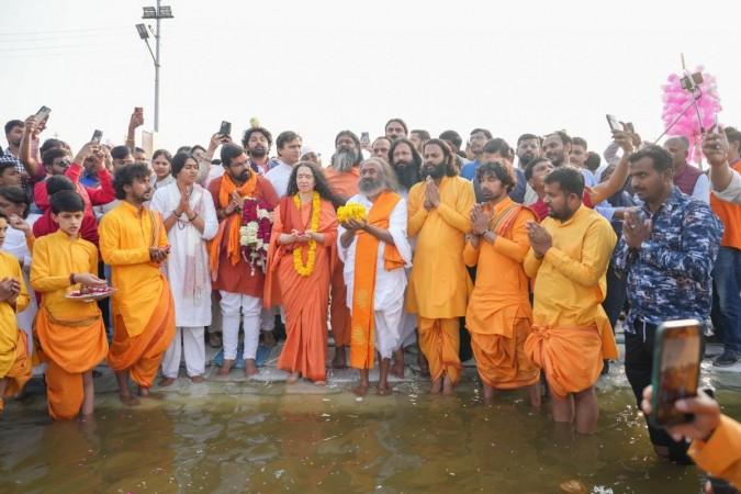 Maha Kumbh 2025: Gurudev Sri Sri Ravi Shankar takes sacred dip on Basant Panchami [PICS]