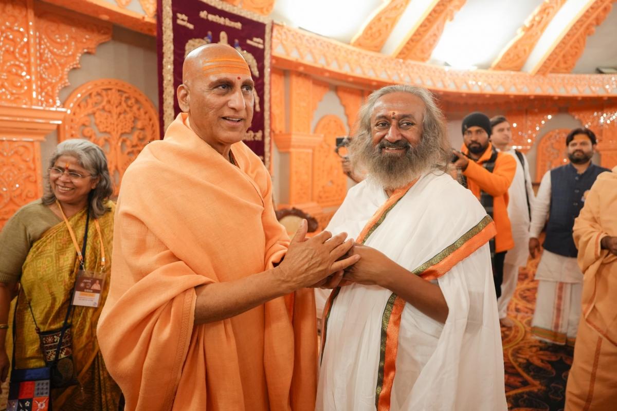 Maha Kumbh 2025: Gurudev Sri Sri Ravi Shankar takes sacred dip on Basant Panchami