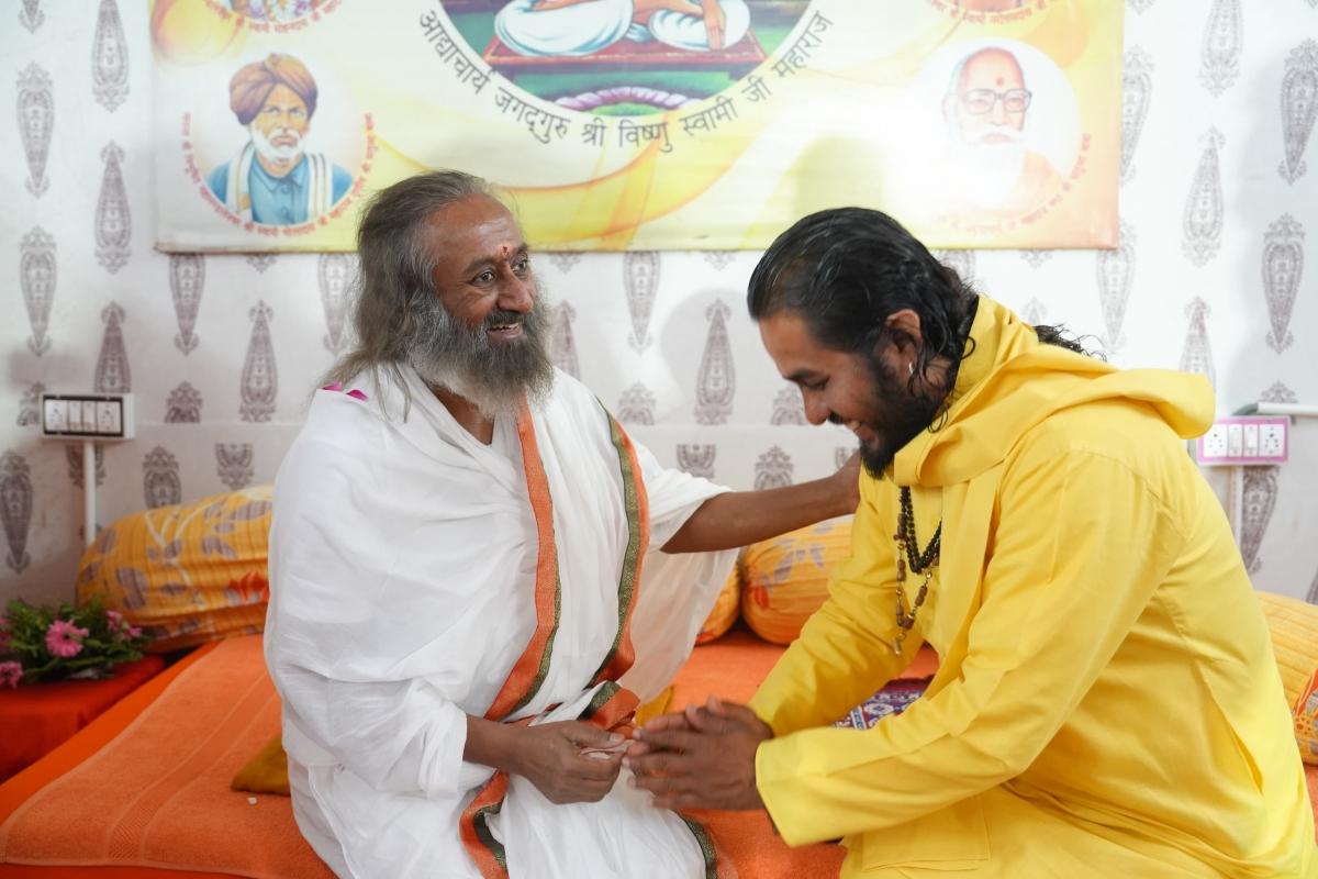 Maha Kumbh 2025: Gurudev Sri Sri Ravi Shankar takes sacred dip on Basant Panchami