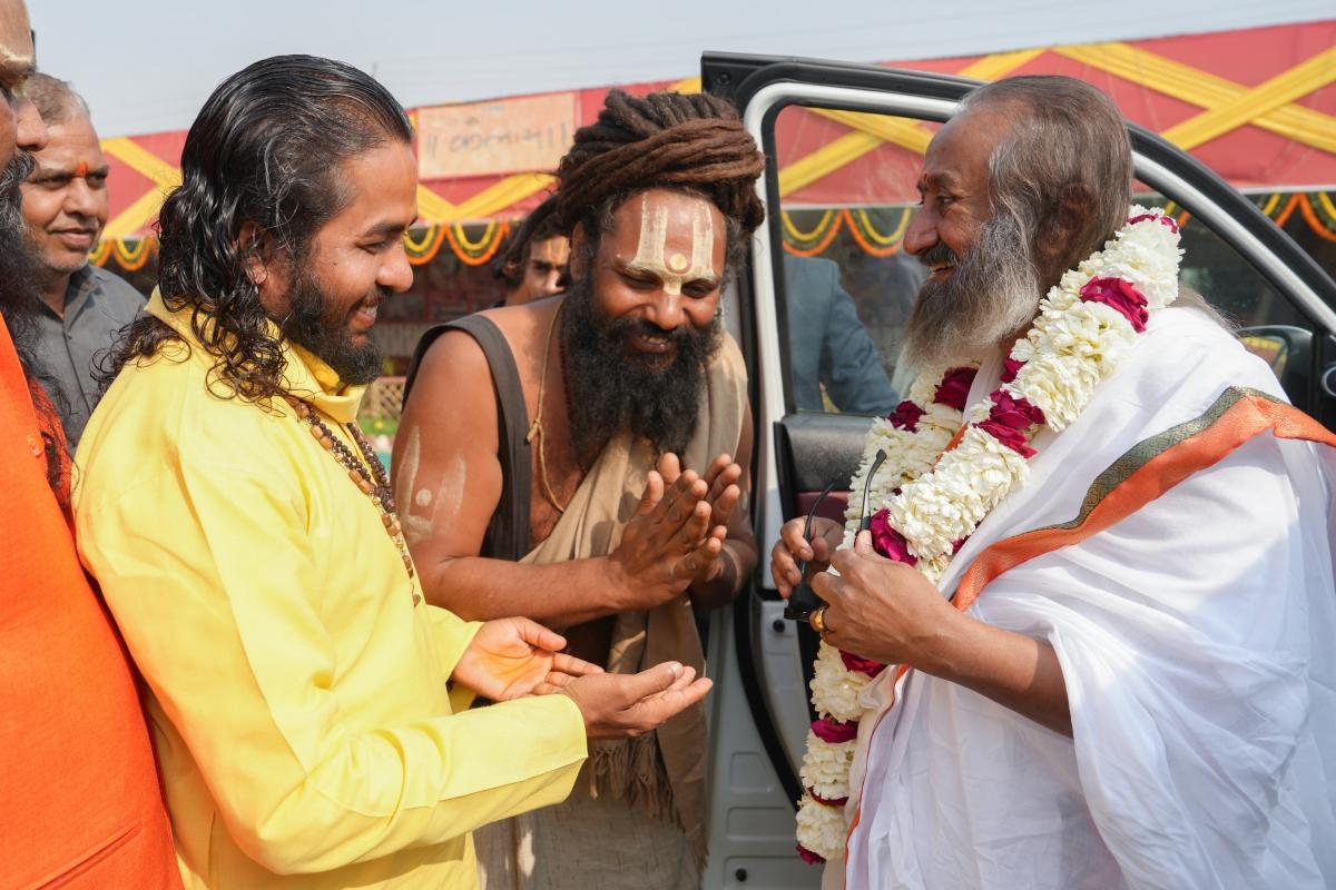 Maha Kumbh 2025: Gurudev Sri Sri Ravi Shankar takes sacred dip on Basant Panchami