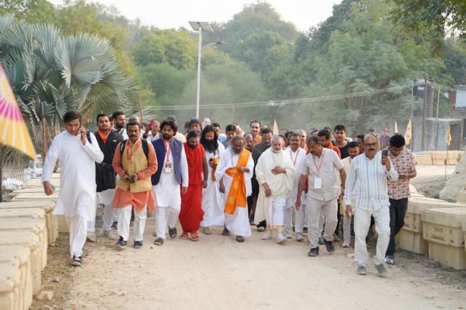 Maha Kumbh 2025: Gurudev Sri Sri Ravi Shankar takes sacred dip on Basant Panchami Maha Kumbh 2025: Gurudev Sri Sri Ravi Shankar takes sacred dip on Basant Panchami