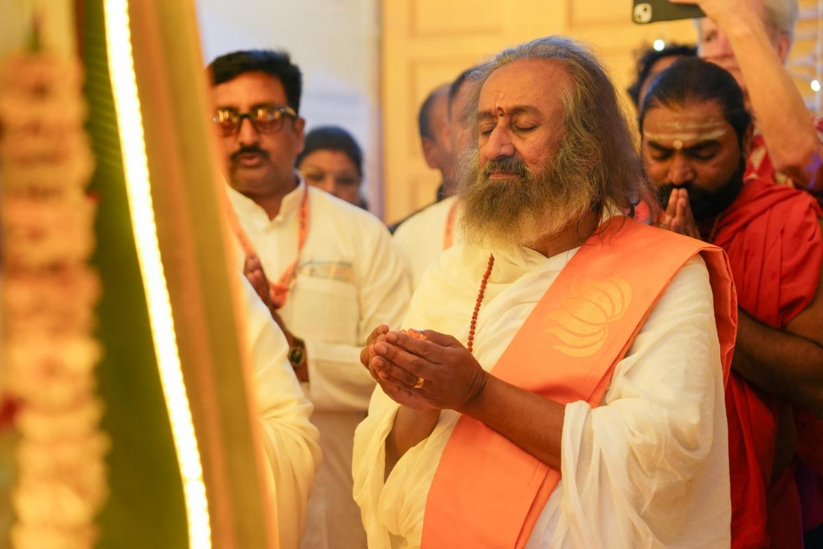 Maha Kumbh 2025: Gurudev Sri Sri Ravi Shankar takes sacred dip on Basant Panchami