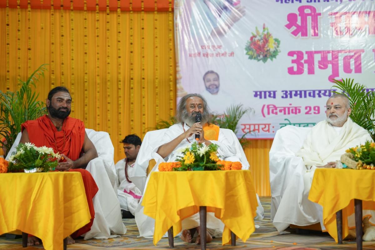 Maha Kumbh 2025: Gurudev Sri Sri Ravi Shankar takes sacred dip on Basant Panchami