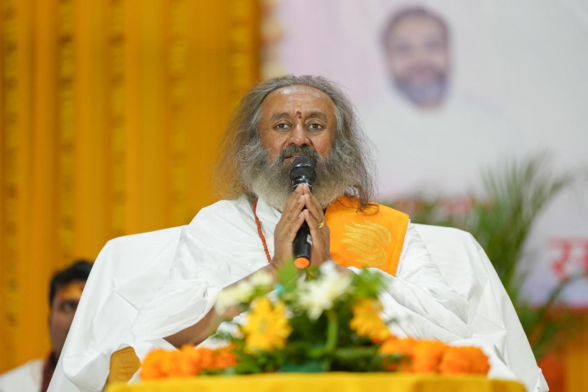 Maha Kumbh 2025: Gurudev Sri Sri Ravi Shankar takes sacred dip on Basant Panchami