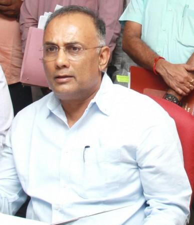 K'taka Health Minister urges use of EVs to prevent Delhi-NCR like pollution in B'luru K'taka Health Minister urges use of EVs to prevent Delhi-NCR like pollution in B'luru