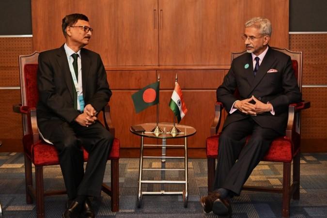 EAM Jaishankar meets B'desh Foreign Affairs Advisor, other counterparts in Muscat EAM Jaishankar meets B'desh Foreign Affairs Advisor, other counterparts in Muscat