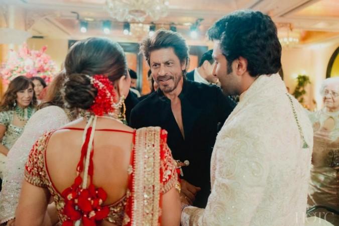 Shah Rukh Khan avoids paparazzi, secretly attends Aadar Jain-Alekha Advani's Wedding; Blesses Newlyweds Shah Rukh Khan avoids paparazzi, secretly attends Aadar Jain-Alekha Advani's Wedding; Blesses Newlyweds