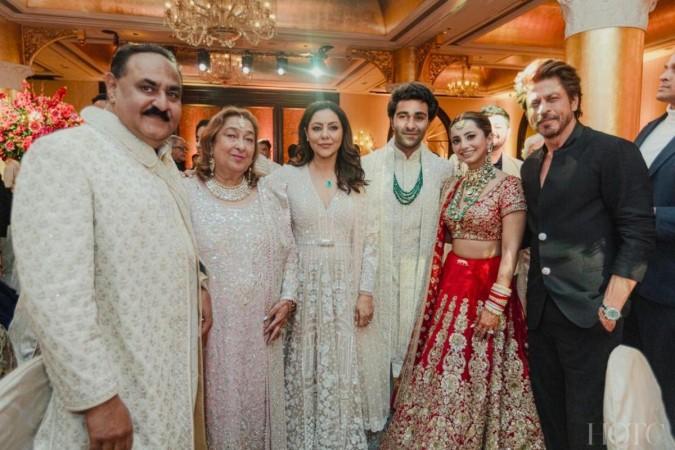 Shah Rukh Khan avoids paparazzi, secretly attends Aadar Jain-Alekha Advani's Wedding; Blesses Newlyweds Shah Rukh Khan avoids paparazzi, secretly attends Aadar Jain-Alekha Advani's Wedding; Blesses Newlyweds