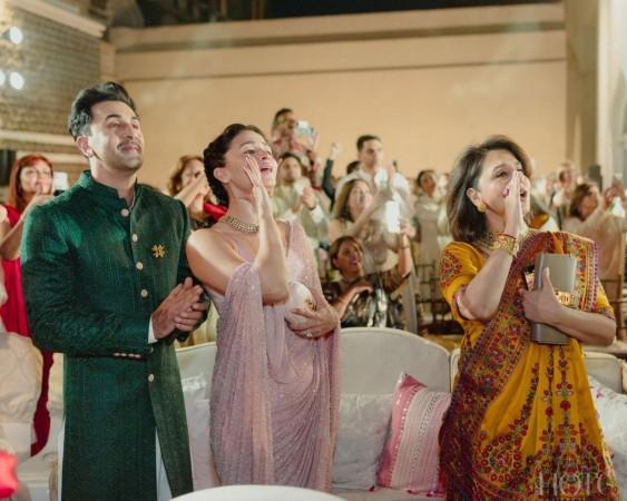 Shah Rukh Khan avoids paparazzi, secretly attends Aadar Jain-Alekha Advani's Wedding; Blesses Newlyweds Shah Rukh Khan avoids paparazzi, secretly attends Aadar Jain-Alekha Advani's Wedding; Blesses Newlyweds