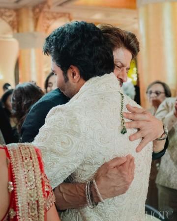 Shah Rukh Khan avoids paparazzi, secretly attends Aadar Jain-Alekha Advani's Wedding; Blesses Newlyweds Shah Rukh Khan avoids paparazzi, secretly attends Aadar Jain-Alekha Advani's Wedding; Blesses Newlyweds