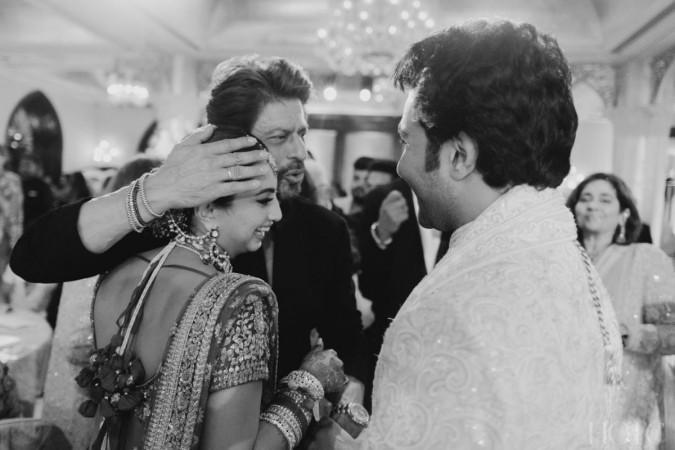 Shah Rukh Khan avoids paparazzi, secretly attends Aadar Jain-Alekha Advani's Wedding; Blesses Newlyweds Shah Rukh Khan avoids paparazzi, secretly attends Aadar Jain-Alekha Advani's Wedding; Blesses Newlyweds