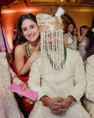 Shah Rukh Khan avoids paparazzi, secretly attends Aadar Jain-Alekha Advani's Wedding; Blesses Newlyweds Shah Rukh Khan avoids paparazzi, secretly attends Aadar Jain-Alekha Advani's Wedding; Blesses Newlyweds
