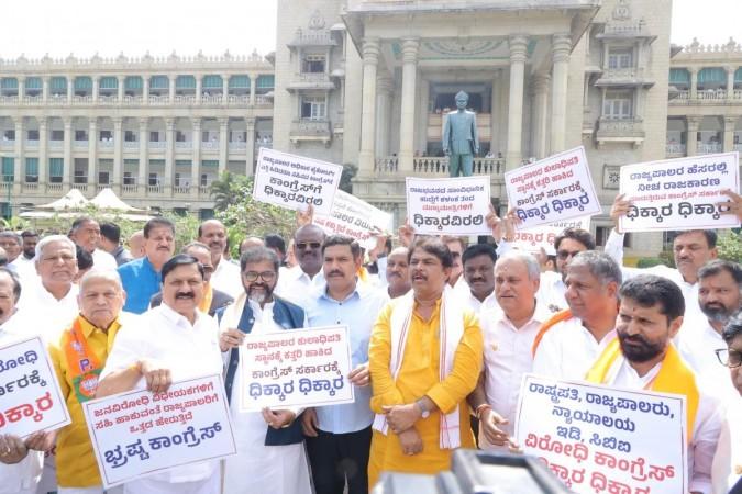 Karnataka BJP stages protest march over 'insult' to Governor Karnataka BJP stages protest march over 'insult' to Governor