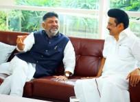 Tamil Nadu Chief Minister MK Stalin being welcomed by Karnataka Deputy Chief Minister and Congress leader DK Shivakumar