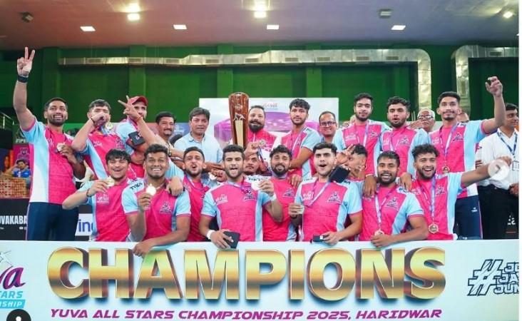 Abhishek Bachchan's Jaipur Pink Cubs lifts the Championship Trophy at the Yuva All Stars Abhishek Bachchan's Jaipur Pink Cubs lifts the Championship Trophy at the Yuva All Stars