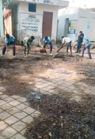 Students made to clean toilets in B'luru govt school despite Education Dept warnings Students made to clean toilets in B'luru govt school despite Education Dept warnings