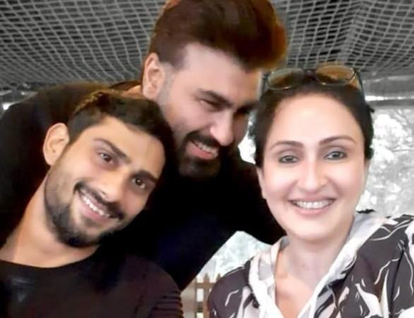 Aarya Babbar with Prateik and Juhi Aarya Babbar with Prateik and Juhi