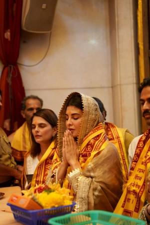 Jacqueline Fernandez seeks blessings at Mumbai's Siddhivinayak Temple with Elon Musk's mother, Maye Musk on Easter Jacqueline Fernandez seeks blessings at Mumbai's Siddhivinayak Temple with Elon Musk's mother, Maye Musk on Easter