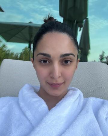 Pregnant Kiara Advani hides baby bump, soaks in babymoon bliss with Sidharth Malhotra macaroons, selfies, pizza [Pics]