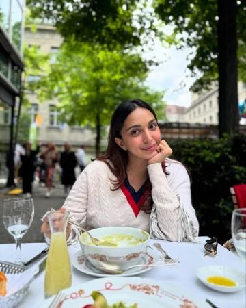 Pregnant Kiara Advani hides baby bump, soaks in babymoon bliss with Sidharth Malhotra macaroons, selfies, pizza [Pics]