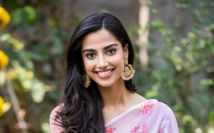 Meenakshi Chaudhary 1
