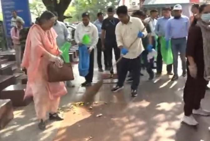 With a broom in hand, Delhi CM Gupta cleans Hanuman Mandir complex Clean India, clean Delhi: NDMC's Kuljeet Chahal launches Swachhata drive at Hanuman temple