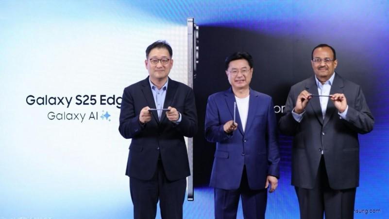 Photo caption: (L-R) Soon Choi, Corporate EVP, JB Park, President and CEO, and Raju Pullan, Senior VP, Samsung India, launched the Galaxy S25 Edge in India