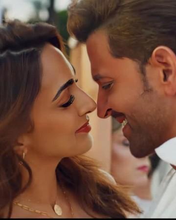 From Baby Bump to Bikini: Pregnant Kiara Advani Looks Smoking Hot in Olive Green Bralette as She Romances Hrithik Roshan in War 2 [Watch]