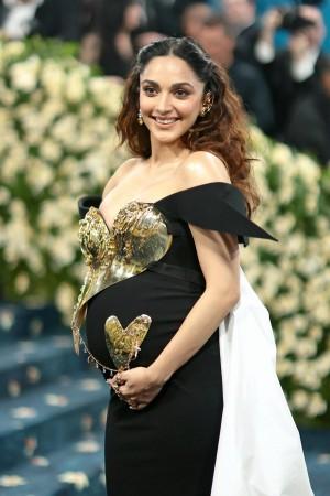 From Baby Bump to Bikini: Pregnant Kiara Advani Looks Smoking Hot in Olive Green Bralette as She Romances Hrithik Roshan in War 2 [Watch]