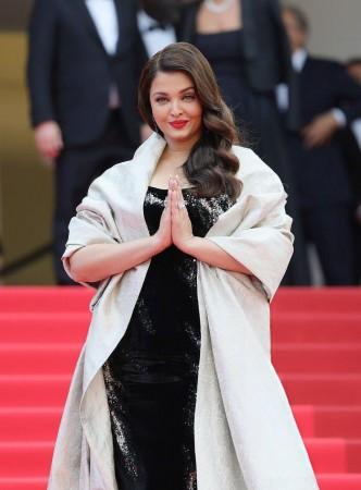 Cannes 2025: Aishwarya Rai's bold black gown with dramatic oversized cape fails to impress; fans say 'covering her arms like aunty' Cannes 2025: Aishwarya Rai's bold black gown with dramatic oversized cape fails to impress; fans say 'covering her arms like aunty'