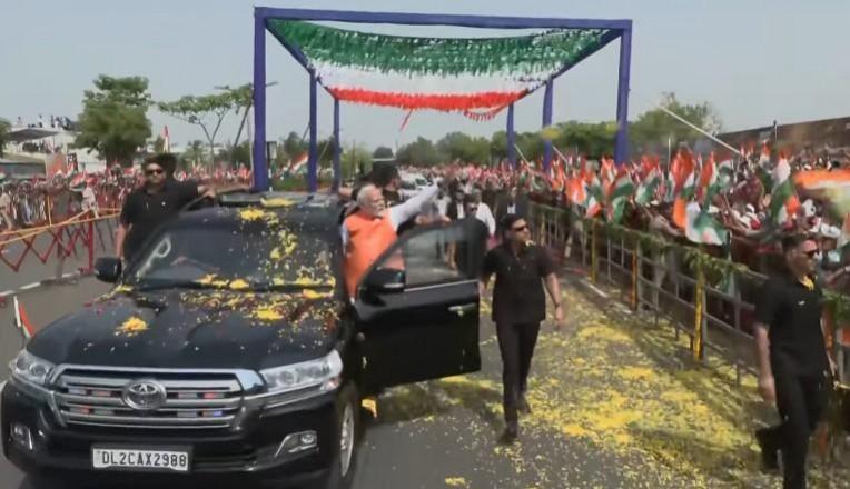 Amid 'Bharat Mata ki Jai' chants, PM Modi receives rousing welcome in Vadodara Amid 'Bharat Mata ki Jai' chants, PM Modi receives rousing welcome in Vadodara