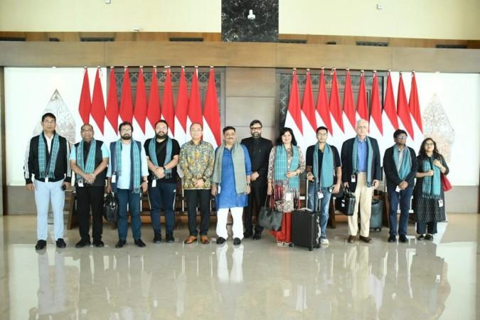 Indian delegation arrives in Indonesia after successfully concluding Singapore visit Indian delegation arrives in Indonesia after successfully concluding Singapore visit