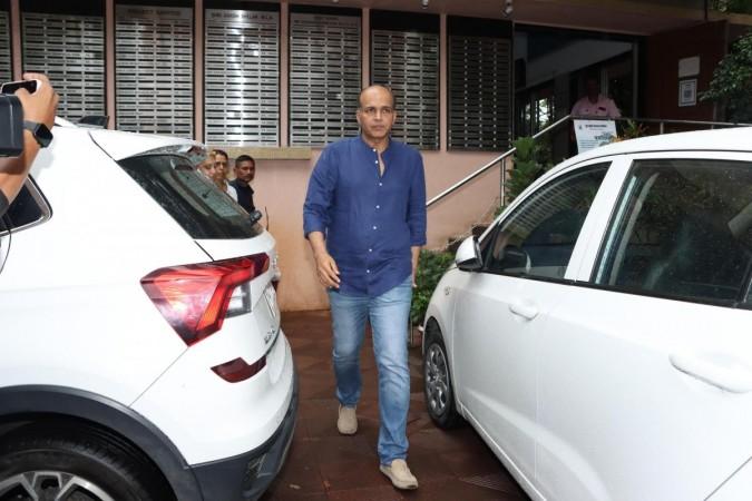 Ashutosh Gowarikar at Roni Mukherjee's funeral. Ashutosh Gowarikar at Roni Mukherjee's funeral.