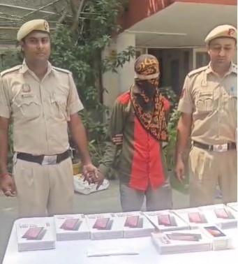 Delhi Police arrests 19-year-old burglar in Janakpuri theft case; stolen gadgets recovered Delhi Police arrests 19-year-old burglar in Janakpuri theft case; stolen gadgets recovered