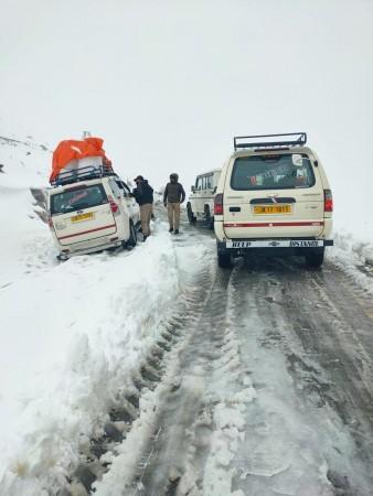 Cops of J&K Police rescuing vehicle stranded on Kishtwar-Anantnag highway due to unexpected snowfall Snow fall