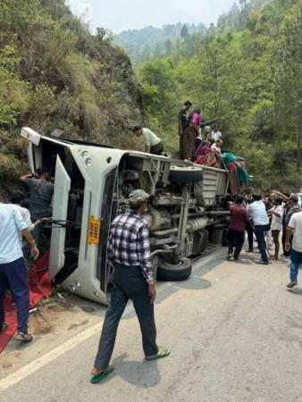 Bus en route to Kedarnath overturns in Tehri; 3 critical Bus en route to Kedarnath overturns in Tehri; 3 critical