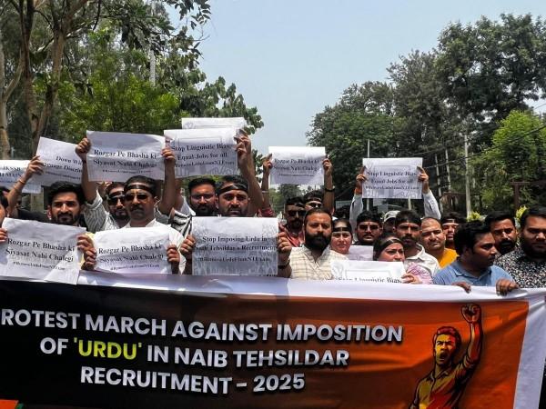 Workers of BJYM along holding protest in Jammu against making working knowledge Urdu mandatory for recruitment of Naib Tehsildar in J&K BJYM