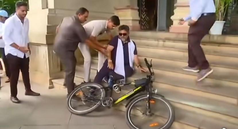 After posting 'in the corridors of power, I chose a cycle', K'taka Dy CM Shivakumar falls off bicycle After posting 'in the corridors of power, I chose a cycle', K'taka Dy CM Shivakumar falls off bicycle