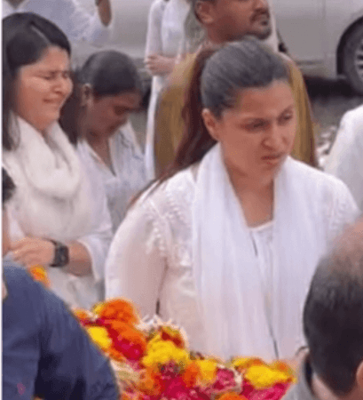 Mannara Chopra cries inconsolably, carries father's bier; Priyanka Chopra's brother Sidharth performs last rites Mannara Chopra cries inconsolably, carries father's bier; Priyanka Chopra's brother Sidharth performs last rites