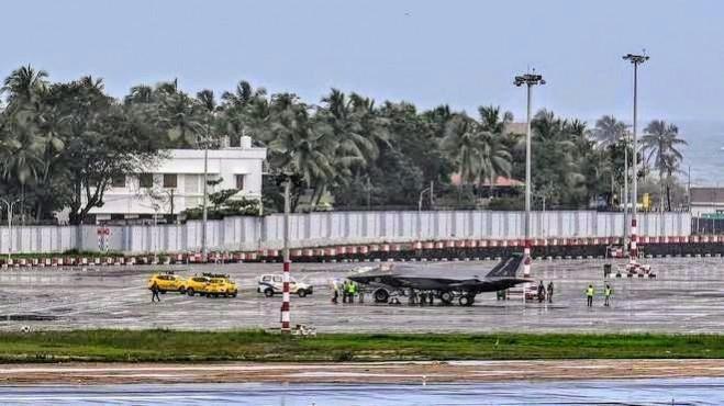 Kerala: Stranded British F-35B stealth fighter jet awaits engineers for repairs Kerala: Stranded British F-35B stealth fighter jet awaits engineers for repairs