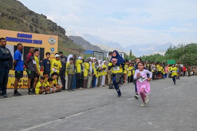 Participants from different parts of the country participated in Sarhad Shauryathon to pay befitting tributes of Kargil martyrs ahead of Kargil Vijay Diwas. DIPR Kargil Sarhad Shauryathon