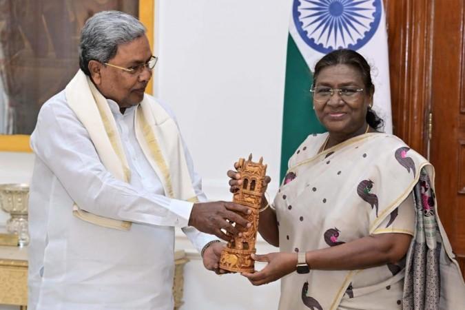 K'taka CM meets President Murmu; presents Mysuru Peta, discusses pending bills K'taka CM meets President Murmu; presents Mysuru Peta, discusses pending bills
