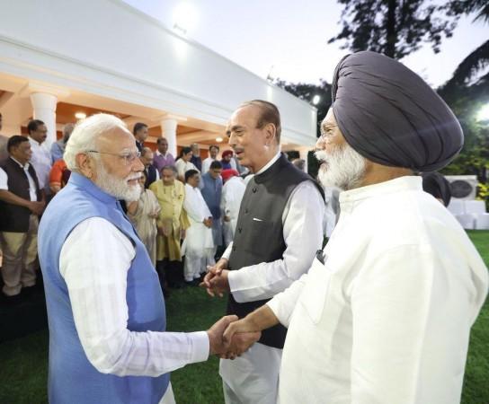 Congress Faces Internal Strife Over Tharoor's Modi Remarks Congress Faces Internal Strife Over Tharoor's Modi Remarks