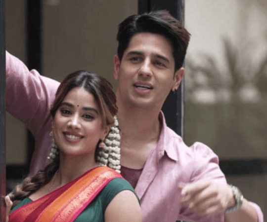 Janhvi and Sidharth looked amazing in traditional Indian outfits. Janhvi-Sidharth