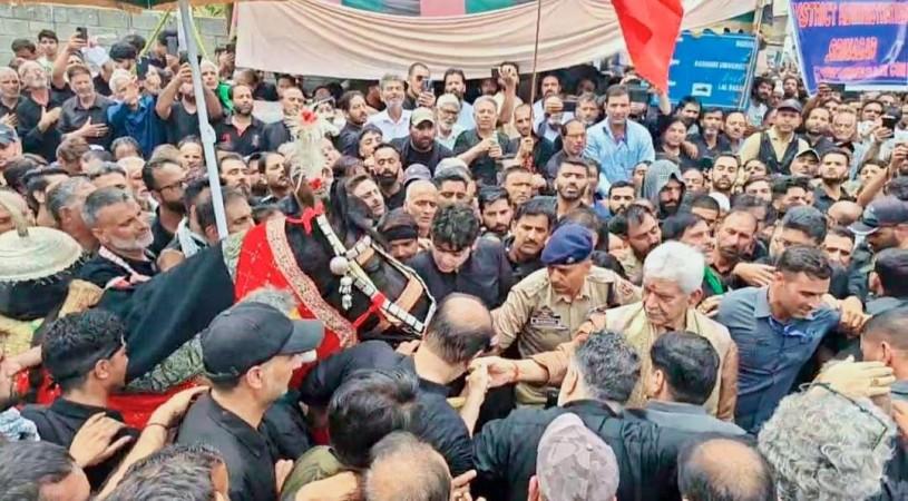 On 10th Muharram, Kashmir makes two loud statements of 'Kashmiriyat' On 10th Muharram, Kashmir makes two loud statements of 'Kashmiriyat'