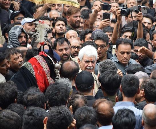 On 10th Muharram, Kashmir makes two loud statements of 'Kashmiriyat' On 10th Muharram, Kashmir makes two loud statements of 'Kashmiriyat'