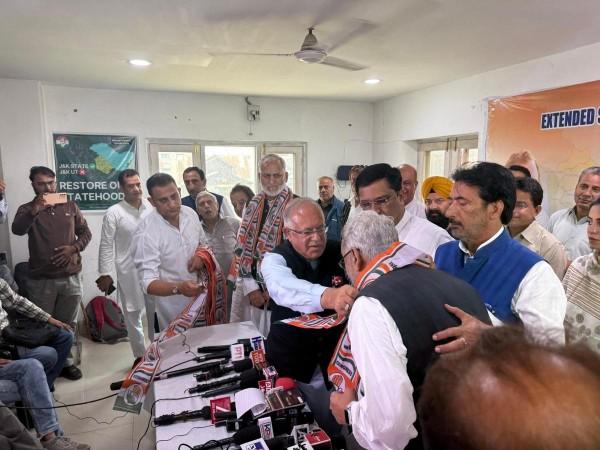 J&K Congress Committee chief Tariq Hamid Karra welcoming Ghulam Nabi Azad's loyalists in Congress party Azad loyalists