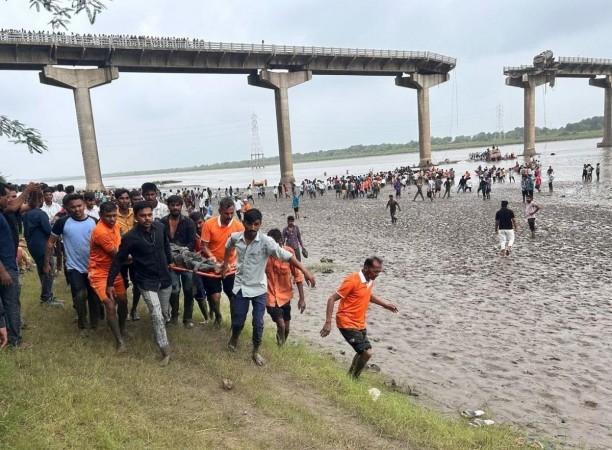 GUJRAT BRIDGE COLLAPSE GUJRAT BRIDGE COLLAPSE